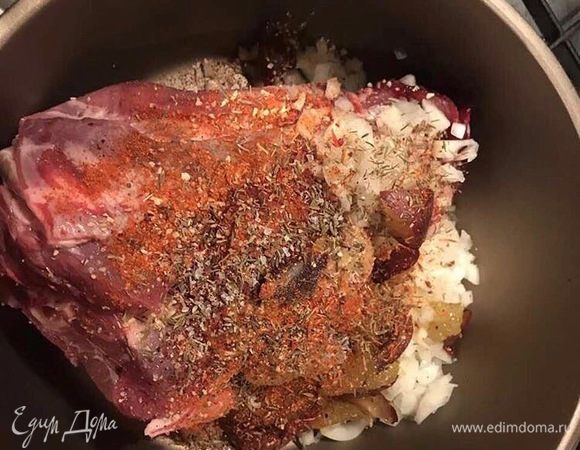 Приготовленной ароматной смесью натрите мясо и дайте постоять минут 10. Тем временем картофель промываем и обсушиваем.