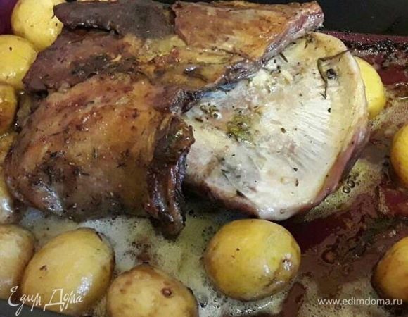 Выкладываем мясо в форму для запекания. Рядом выкладываем картофель, поливаем его небольшим количеством оливкового масла и посыпаем крупной солью. Ставим все в разогретую духовку на 40 минут. Температура 200°С.