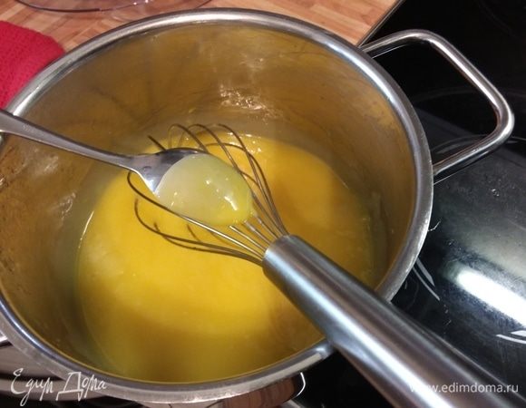 Лимонный курд будет готов, когда примет консистенцию густого киселя. Окуните ложку в готовый курд, и, если на ней останется слой курда, — это то, что нужно. Накрыть кастрюлю, чтобы курд не обветривался, охладить.