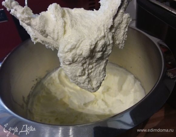 Для теста взбить размягченное сливочное масло до светлого оттенка, постепенно добавляя сахар.
