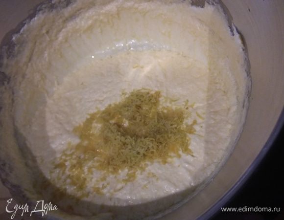Добавить цедру и сок 1 крупного лимона, экстракт ванили.