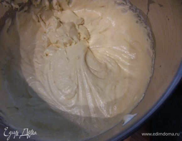 И муку, смешанную с разрыхлителем. Муку добавить в два приема, тщательно вымешать тесто.