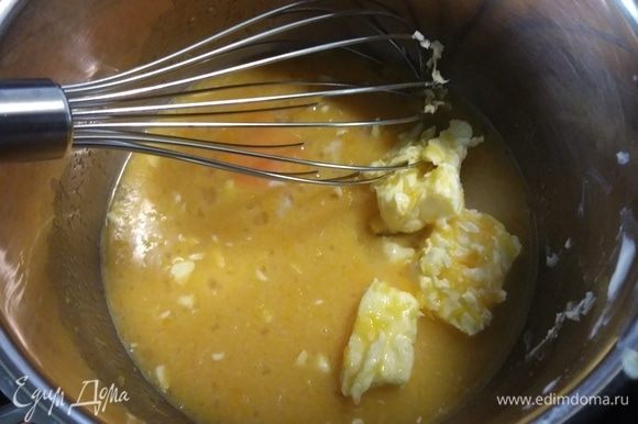 Все ингредиенты для курда сложить в кастрюльку и на маленьком огне, чтобы яйца не превратились в омлет, при постоянном помешивании довести до загустения. Процесс занимает примерно 10–15 минут.