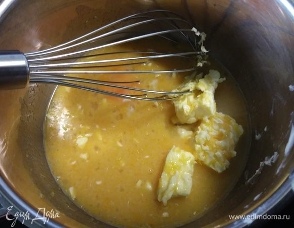 Все ингредиенты для курда сложить в кастрюльку и на маленьком огне, чтобы яйца не превратились в омлет, при постоянном помешивании довести до загустения. Процесс занимает примерно 10–15 минут.