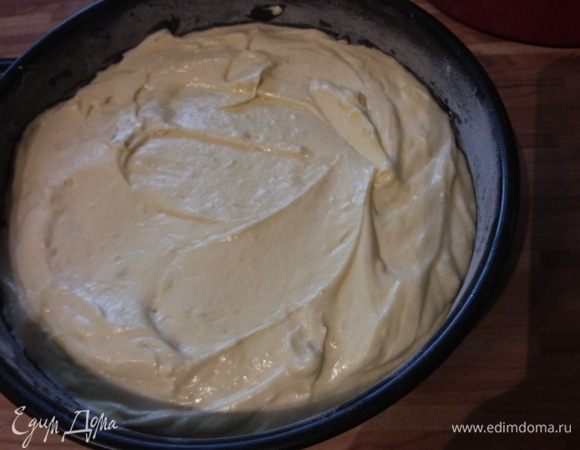 Разъемную форму диаметром 20 см смазать маслом и посыпать мукой. Выложить и разровнять тесто. Выпекать в заранее разогретой до 175°С духовке 30–40 минут. Если корж начнет сверху слишком темнеть, нужно накрыть его пергаментом. Проверка сухой палочкой желательна.