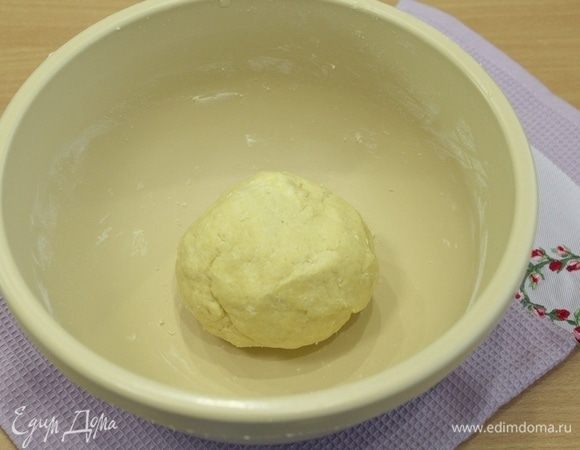 Из охлажденного масла, муки, яйца, сахара и соли замесить тесто, скатать в шар и отправить в холодильник на 40 минут.