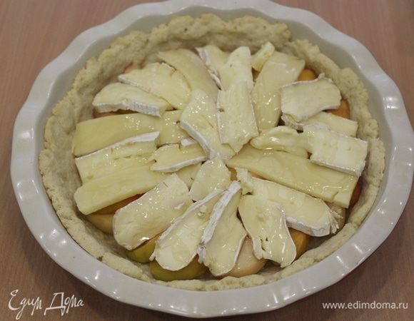 Сверху кусочки сыра, полить двумя ложками меда и снова отправить в духовку примерно на 15-20 минут.