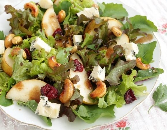 Добавить кусочки сыра и полить соусом.