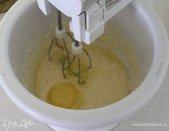 К масляной смеси добавить яйца, снова взбить.
