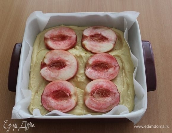 Выложить тесто (форма 20 на 20) персики разрезать пополам, удалить косточки. Выложить на тесто, слегка вдавить. Персики присыпать коричневым сахаром (по желанию).