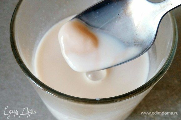 Дрожжи залить теплым молоком (30-40°С), перемешиваем до растворения.