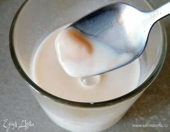 Дрожжи залить теплым молоком (30-40°С), перемешиваем до растворения.