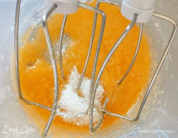 Желток взбить с сахаром до белого цвета.