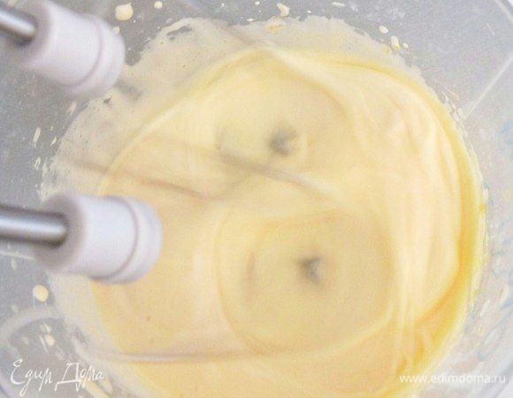 Добавить масло в желтки и взбить до густоты.