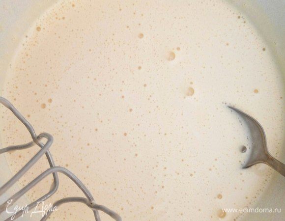 Добавляем взбитые желтки в молоко с дрожжами, перемешиваем.