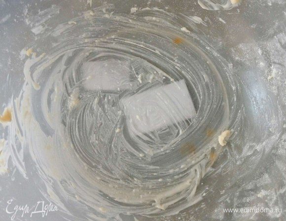 Смазываем миску маслом.