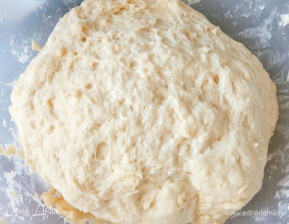 И оставляем тесто подойти на 1 час (накрываем пищевой пленкой).