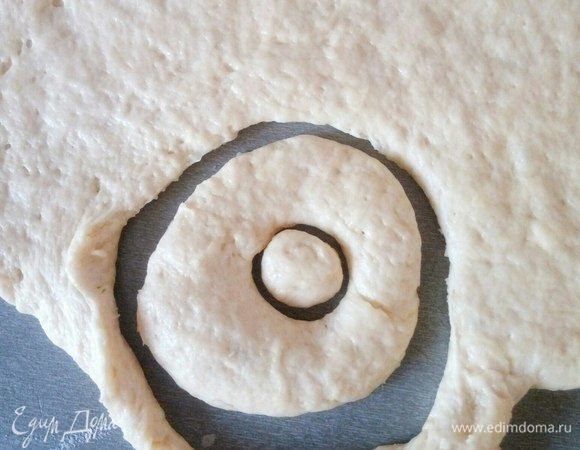 Вырезаем стаканом или формой для пончиков (дырку можно сделать колпачком от помады или кондитерской насадкой).