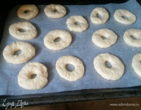 Выкладываем их на противень, застеленный пергаментом, и оставляем подойти второй раз на 45 мин.