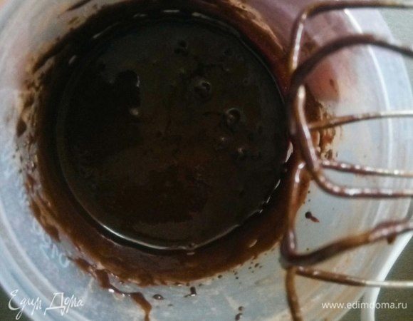 Взбиваем теплое молоко с сахарной пудрой. Для цвета добавьте какао или пищевые красители. 