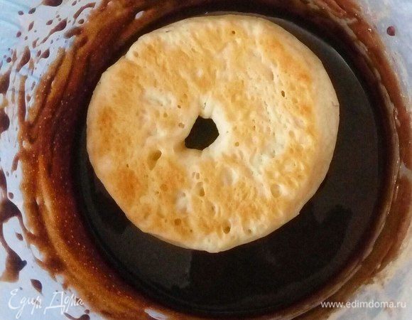 Окунаем пончики в глазурь. Можно украсить орешками или другим декором.