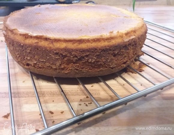 Корж охладить на решетке, перевернув его вверх дном. Так мы уровняем вздувшуюся верхушку.
