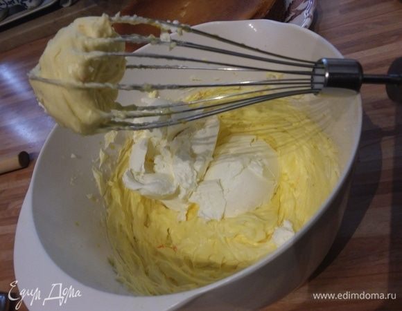 Для крема взбить размягченное сливочное масло с сахарной пудрой до просветления и кремовой консистенции. Добавить лимонный сок и куркуму. Снизить скорость миксера и вмешать сливочный сыр (у меня маскарпоне). Крем должен иметь четко выраженную цитрусовую ноту. По необходимости добавьте еще лимонный сок.<br />
Должна предупредить, что крем капризный. У меня он расслоился, поэтому не удалось обмазать торт еще и по бокам. Хотелось бы дать несколько советов:<br />
1. Замените маскарпоне на другой сливочный сыр.<br />
2. Масло должно быть хорошо размягченным, а сыр, наоборот, только из холодильника;