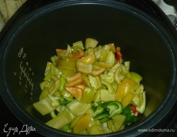 Перец очистить от сердцевины и семян, нарезать кусочками. Сложить в чашу мультиварки.