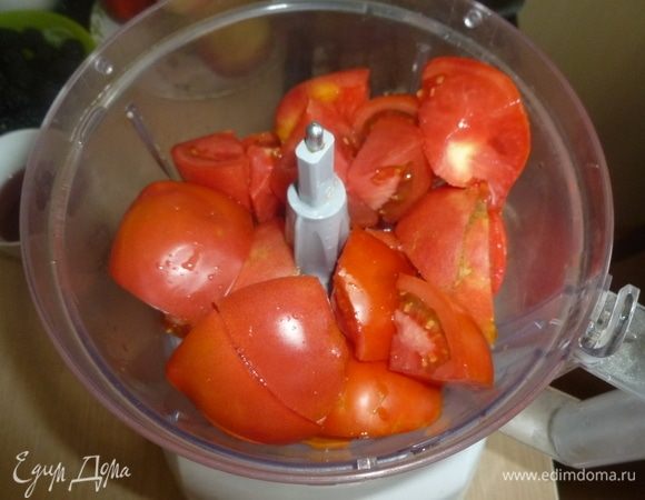 Помидоры пропустить через мясорубку или измельчить в кухонном комбайне.  