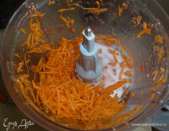 Морковь натереть.