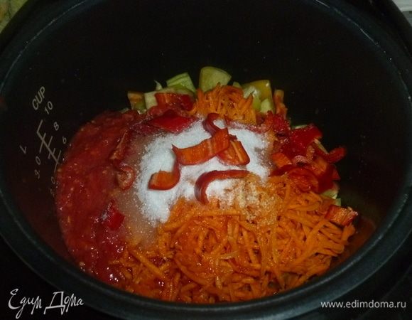 Чеснок и чили мелко нарезать. Все ингредиенты сложить к перцу, добавить сахар, соль, масло и уксус. Тщательно перемешать. Готовить в режиме «Тушение» 1 час. 