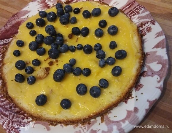 Осталось собрать торт: для этого нужно разрезать его на 3 одинаковых по высоте коржа. Два из них промазать лимонным курдом, приблизительно 1 см в толщину, выложить ягоды, накрыть третьим коржом. Обмазать весь торт кремом из маскарпоне, отставить на пропитку (я оставила на ночь).