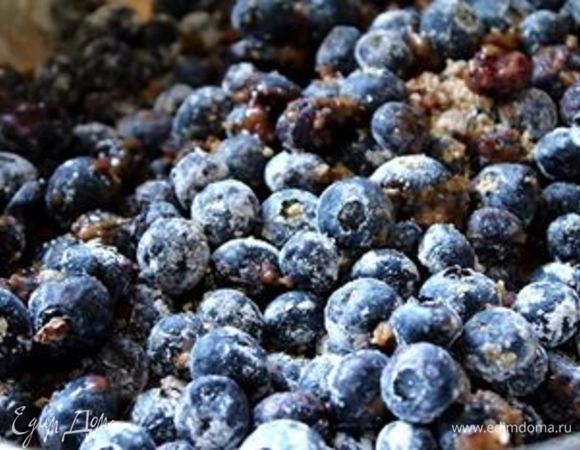 Духовку разогреваем до 175°С. Смешиваем ягодную смесь.