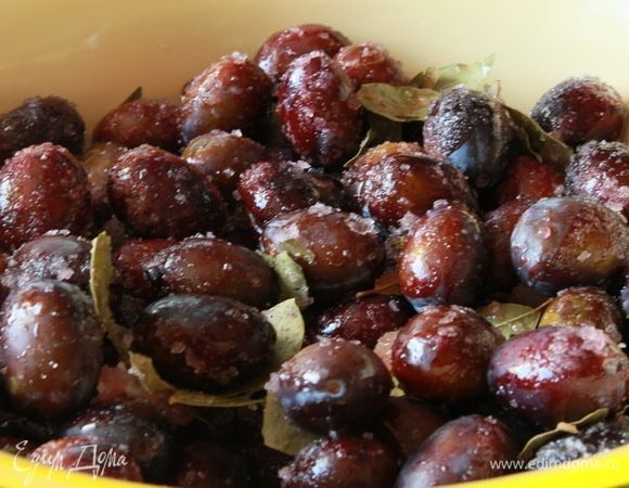 Сливы моем, слегка просушиваем и выкладываем в удобную емкость. В моем случае — таз. У автора рецепта был сложный процесс: выложить слой слив, потом лавровый лист и гвоздику, потом снова слой слив, и сверху лавр и гвоздику... Я — технарь и понимаю, что гвоздика и часть лавра все равно провалится вниз между сливами, поэтому не вижу никакого смысла настолько усложнять себе жизнь. Выкладываем сливы, лавр и гвоздику, перемешиваем. Затем в отдельной посуде доводим до кипения уксус и начинаем понемногу добавлять сахар. Ну, как понемногу, я добавляла по чашке. Добавляем и размешиваем. Сразу весь сахар не растворится в таком количестве жидкости, тем более, что жидкость является уксусом. Как только вся масса закипит, отправляем ее к сливам и все перемешиваем. Это несколько сложновато, потому как сахар сразу же кристаллизируется. На фото это хорошо видно. Но терпение нам поможет достичь нужного результата. Теперь оставляем наши сливы полностью остывать. Остывшие сливы вынимаем, сахар, который скоро станет сиропом, снова отправляем в отдельную емкость и снова доводим до кипения. Снова заливаем этим сливы, перемешиваем и даем остыть. Проделывать эту процедуру нужно два раза в день: утром и вечером, в течение 5-6 дней. С каждым разом сиропа будет становиться больше и больше.