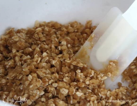 Cмешиваем сухие ингредиенты с растопленым сливочным маслом.