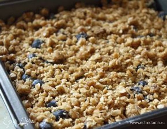 В форму на дно выкладываем ягодную смесь. Важно! Она не должна протекать, иначе сок вытечет. Сверху засыпаем сухой смесью и отправляем в духовку на 40 минут.