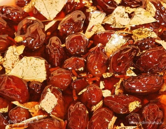 Это сливы в сиропе к концу пятого дня, перед тем, как я слила сироп. После того, как сливается сироп и ставится кипятиться, раскладываем сливы по стерилизованным банкам. Когда сироп закипит, даем ему покипеть минуту и горячим заливаем сливы в банках, закатываем и накрываем чем-нибудь хорошо теплым. В таком виде даем банкам полностью остыть. Это займет пару дней. Хранить в прохладном месте. 