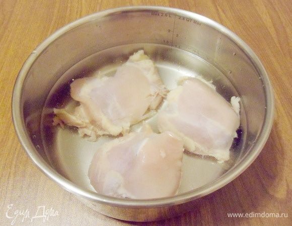 Куриное филе залить 1 литром воды, довести до кипения, посолить, поперчить. Варить около 15-20 минут до готовности филе.