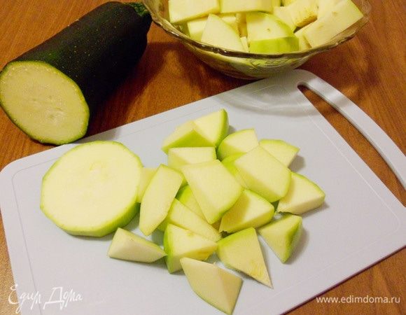 Кабачки помыть, очистить от кожуры. У молодых кабачков зернышки можно не удалять. Нарезать кабачки произвольными кусочками.