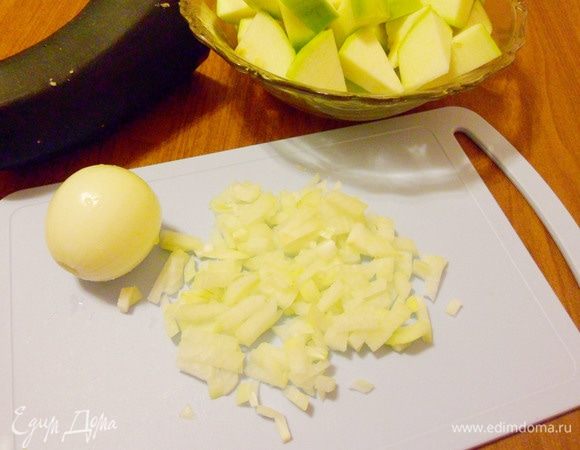 Репчатый лук почистить и мелко нарезать.