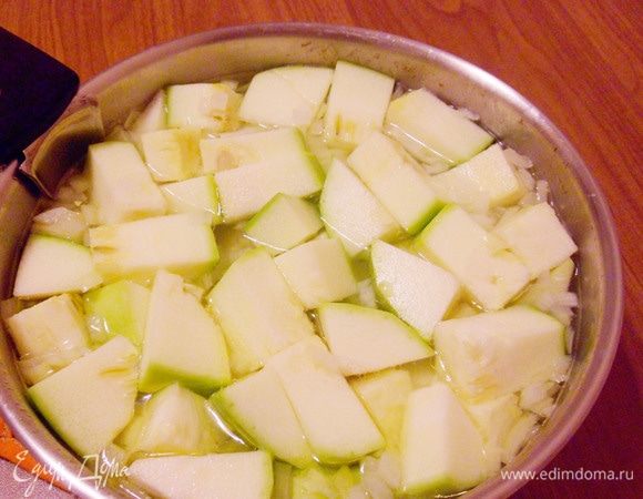 С помощью шумовки достать готовое куриное филе из кастрюли, накрыть тарелкой, чтобы оставалось теплым. А в кипящий куриный бульон положить лук, картофель, кабачки. Варить около 15-20 минут до готовности всех ингредиентов.