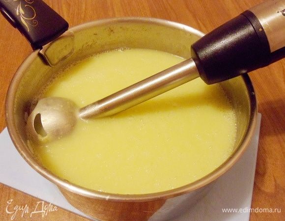 Перед тем, как измельчить суп блендером, обязательно (!) отлейте 2 стакана бульона (чтобы суп был гуще). Взбить блендером до полностью однородной консистенции.