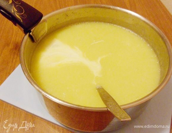 Добавить мягкий плавленый сыр (можно использовать и плавленые сырки, предварительно порезав их на кусочки).