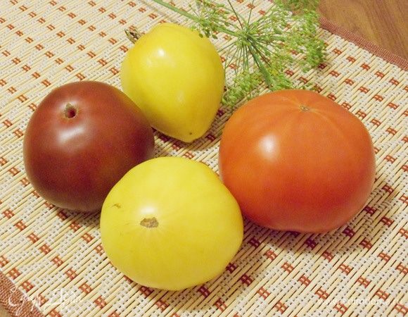 Для приготовления салата помидоры помыть и обсушить салфеткой. У меня помидоры разного цвета и разного вкуса. В салате они смотрятся очень нарядно.