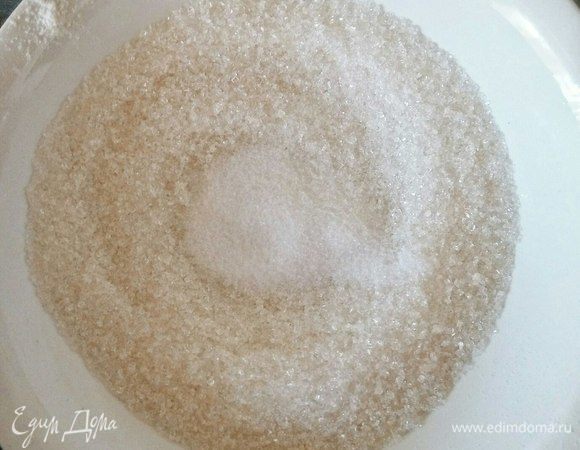 Смешиваем два сахара и добавляем в яичную жидкость.