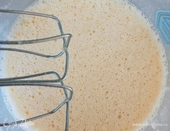 В растопленное (или очень мягкое масло) добавляем пару ложек жидкости. Тщательно перемешиваем, а затем добавляем остальную массу туда.