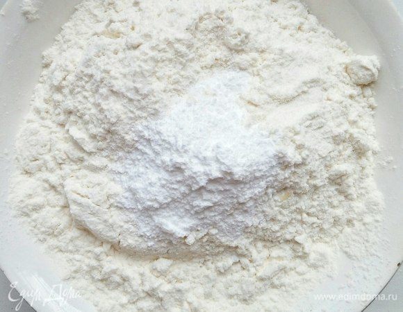 Смешиваем просеянную муку, разрыхлитель и соль.