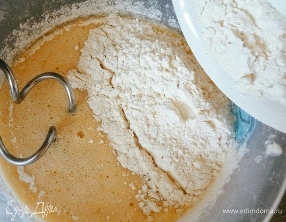 Вмешиваем в яичную смесь и хорошенько взбиваем.