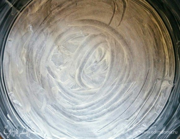 Смазываем формочку (застеленную пергаментом) сливочным маслом.