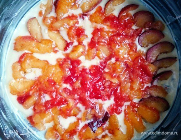 Заливаем половину теста (если вы хотите, чтобы внутри не было слив, а только сверху, то пропустите этот шаг). И аккуратно выкладываем нарезанные дольками или кашицу слив. 
Личный опыт: впредь я этот шаг буду пропускать, т.к тесто тогда лучше пропечется.